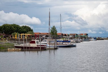 Fransa 'da seyahat, Gujan-Mestras köyünde eski ahşap kulübeler ve istiridye çiftlikleri, taze istiridye kabukları, Arcachon körfezi, Atlantik okyanusu, Fransa, turist durağı ekimi, balıkçılık ve satışı