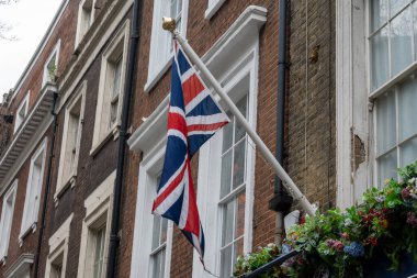 Birleşik Krallık 'ın ulusal bayrağı, Londra' nın merkezindeki evlerde Union Flag olarak da bilinen İngiliz bayrağıdır.