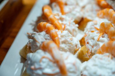 Bask ülkesinin tipik aperatifleri, küçük ekmek parçaları, balık, deniz ürünü, San Sebastian 'da veya İspanya' da Bilbao 'da servis edilen tatlı yeşil biberli pinkholar ya da pinktolar.