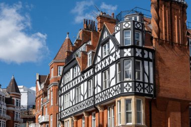 Kensington ve Chelsea Kraliyet Borough 'daki Hans Crescent caddesindeki kırmızı tuğlalı evler, Londra, İngiltere. Baharda