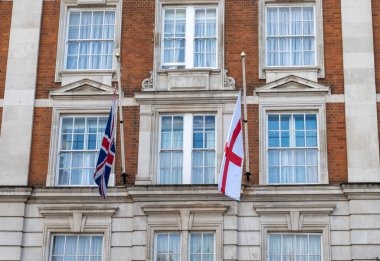 İngiltere 'nin ulusal bayrağı, İngiltere' nin kurucu ülkesi, Saint George 's Cross ve Londra sokaklarından türetilmiştir.