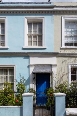 Notting Hill 'deki turistik güzergah, renkli evlerle sokaklar, Portobello yolu, şehir hayatı, Londra, İngiltere' de baharda zengin mahalleler.