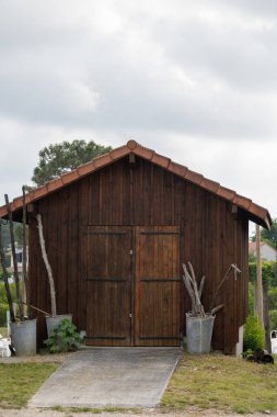 Fransa 'da seyahat, Port de la Hume, Gujan-Mestras köyünde eski ahşap kulübeler ve istiridye çiftlikleri, taze istiridye kabukları yetiştirme, balıkçılık ve satışı, Arcachon körfezi, Atlantik okyanusu, Fransa, turist durağı.