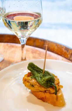 Bask ülkesinin tipik aperatifleri, küçük ekmek parçaları, balık, deniz ürünü, San Sebastian 'da veya İspanya' da Bilbao 'da servis edilen tatlı yeşil biberli pinkholar ya da pinktolar.