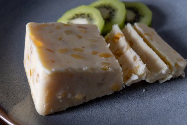 İngiltere 'den inek peyniri, Yorkshire Wensleydale ve Mango ve Ginger Cheese yakın plan