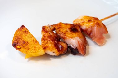 Bask ülkesinin tipik aperatifleri, küçük ekmek parçaları, balık, deniz ürünü, San Sebastian 'da veya İspanya' da Bilbao 'da servis edilen tatlı yeşil biberli pinkholar ya da pinktolar.