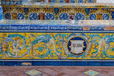Eski tarihi Endülüs kasabası Seville, İspanya. İşlerin mimari detaylarını incele. Endülüs 'te yaz.