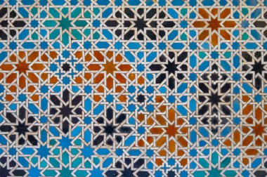 Eski şato, Sevilla ya da Granada, Endülüs, İspanya 'daki süslü renkli ortaçağ seramik duvarları. Arapça mudejar stili süsleme arkaplan duvar kağıdı