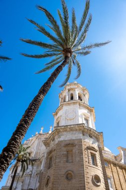 Avrupa 'nın en eski şehir ve limanlarından biri olan Endülüs' ün güneyindeki Atlantik Okyanusu 'nda, beyaz şehir Cadiz' de yürüyen turistler,