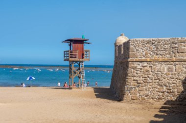 Avrupa 'nın en eski şehir ve limanlarından biri olan Endülüs' ün güneyindeki Atlantik Okyanusu 'nda, beyaz şehir Cadiz' de yürüyen turistler,