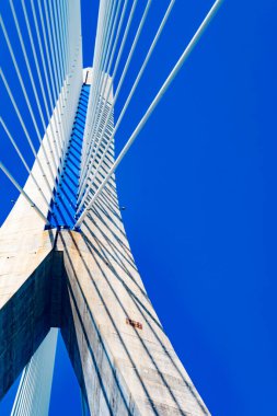 Cadiz Körfezi boyunca yüksek sütunlu kabloyla Cadiz 'i İspanya' daki Puerto Real 'e bağlayan kablo destekli nakliye köprüsünün görüntüsü