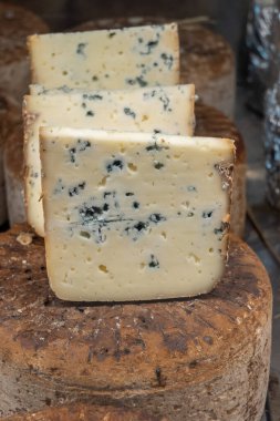 Lezzetli Mavi Bask Dumanı Güney-Batı Fransa, Kuzey Bask Bölgesi 'nde Biarritz' deki yerel çiftçi pazarında üretilen koyun peyniri tüttürdü.