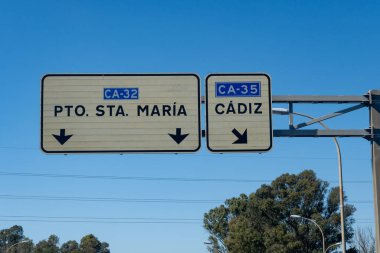 Yazın araba ya da aile kampçısı, Sevilla, Jerez, Cadiz, Endülüs, İspanya 'da turistik yolda trafik sıkışıklığı yok.