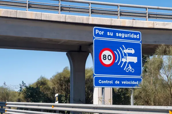 Yazın araba ya da aile kampçısı, Sevilla, Jerez, Cadiz, Endülüs, İspanya 'da turistik yolda trafik sıkışıklığı yok.