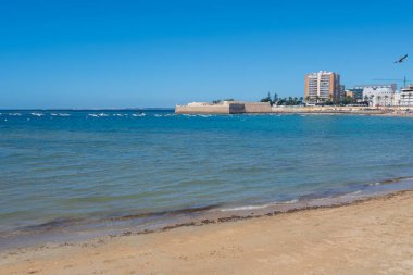 Avrupa 'nın en eski şehir ve limanlarından biri olan Endülüs' ün güneyindeki Atlantik Okyanusu 'nda, beyaz şehir Cadiz' de yürüyen turistler,