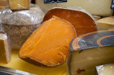 Yerel Fransız peyniri Mimolette parçaları, Lille 'de üretilen özel peynir akarları tarafından yapılan grimsi körfez ile pazarda kapatılıyor.
