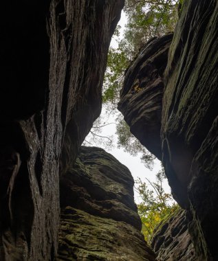 Mullerthal, Lüksemburg 'un Küçük İsviçre' si, yürüyüş yolları, kaya oluşumları, yosun kaplı ormanlar, Avrupa 'daki turizm beldeleri