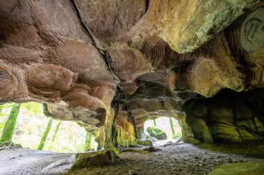 Mullerthal, Lüksemburg 'un Küçük İsviçre' si, yürüyüş yolları, kaya oluşumları, yosun kaplı ormanlar, Avrupa 'daki turizm beldeleri
