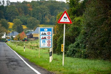 Avrupa 'daki ulaşım altyapısı, yol işaretleri, yönler, ülke sınırları, otoyolda araba kullanma