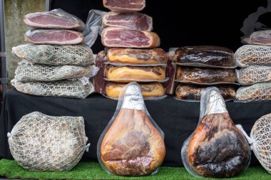 Prosciutto crudo, prosciutto di Parma, pişmemiş, sigara içilmemiş ve kurutulmuş jambon Parma, Emilia-Romagna, İtalya, domuz budu om market