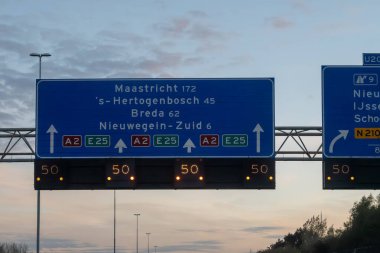 Hollanda 'da karayolu ağı ihlali, Hollanda otoyollarında yüksek kaliteli asfalt üzerinde güvenli sürüş, A2, trafik sıkışıklığı sorunları, yol anlaşmazlığı, çok sayıda araba, yoğun çalışma saatleri