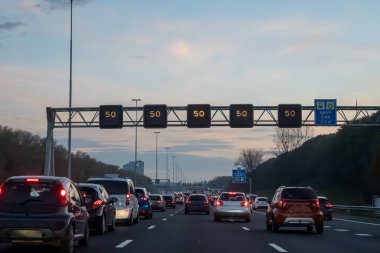 Hollanda 'da karayolu ağı ihlali, Hollanda otoyollarında yüksek kaliteli asfalt üzerinde güvenli sürüş, A2, trafik sıkışıklığı sorunları, yol anlaşmazlığı, çok sayıda araba, yoğun çalışma saatleri
