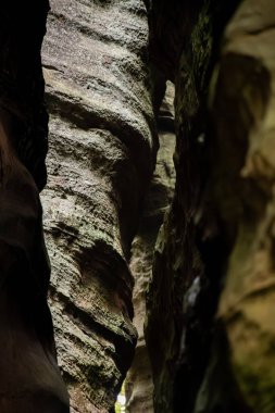 Mullerthal, Lüksemburg 'un Küçük İsviçre' si, yürüyüş yolları, kaya oluşumları, yosun kaplı ormanlar, Avrupa 'daki turizm beldeleri