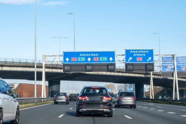 Hollanda 'da karayolu ağı ihlali, Hollanda otoyollarında yüksek kaliteli asfalt üzerinde güvenli sürüş, A2, trafik sıkışıklığı sorunları, yol anlaşmazlığı, çok sayıda araba, yoğun çalışma saatleri