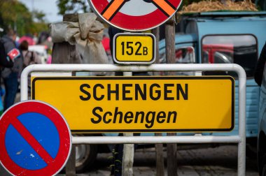 Moselle 'deki Lüksemburg' da küçük bir şarap üretim köyüne giren sınır, Almanya, Fransa ve Lüksemburg 'un üç noktalı sınırlarını, Schengen bölgesi anlaşmasının imzalandığı yeri içeriyor.