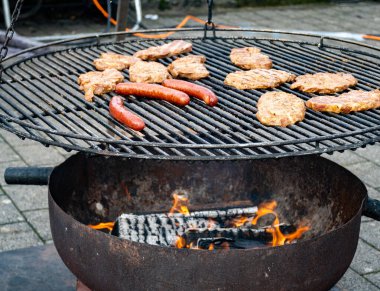 Alman sokak yemekleri, bir sürü barbekü tahtası ya da mangalda kızarmış sausa.