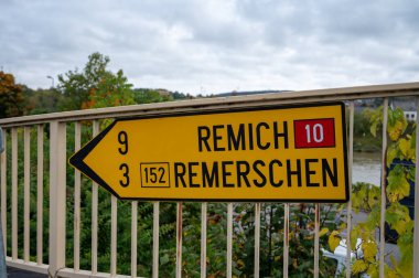 Avrupa 'daki ulaşım altyapısı, yol işaretleri, yönler, ülke sınırları, otoyolda araba kullanma