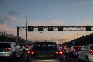 Hollanda 'da karayolu ağı ihlali, Hollanda otoyollarında yüksek kaliteli asfalt üzerinde güvenli sürüş, A2, trafik sıkışıklığı sorunları, yol anlaşmazlığı, çok sayıda araba, yoğun çalışma saatleri