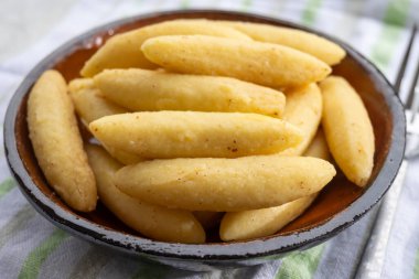 Schupfnudel veya Fingernudel, parmak eriştesi, hamur köftesi veya kalın erişte, Alman ve Avusturya mutfağı, Orta Avrupa kopytka ve İtalyan gnocchi 'sine benzer.