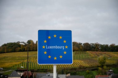 Avrupa 'daki taşımacılık altyapısı, yol işaretleri, yönler, ülke sınırları, otoyoldaki sürücü arabası, Lüksemburg' un mavi sınır işareti, Avrupa Birliği 'nde açık sınırlar