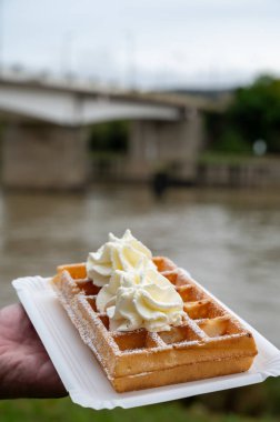 Lezzetli tatlı, Fransız ya da Lüksemburg waffleları ve çırpılmış krema. Sonbaharda açık havada yemek, Schengen, Lüksemburg 'da şarap festivali.