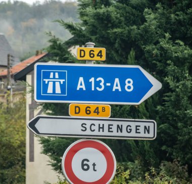 Avrupa 'daki ulaşım altyapısı, yol işaretleri, yönler, ülke sınırları, otoyolda araba kullanma