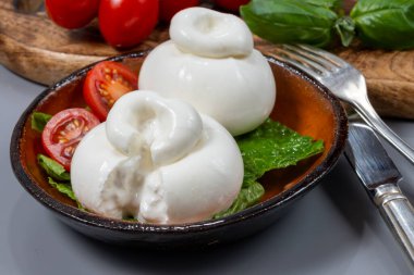 Taze İtalyan peyniri, beyaz burrata topları ya da mozzarella ve kremadan yapılmış burratina peyniri yemek.