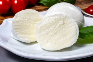 Lezzetli İtalyan yemekleri, taze beyaz bufalo sütü mozzarella yumuşak peynir topları Campania 'dan