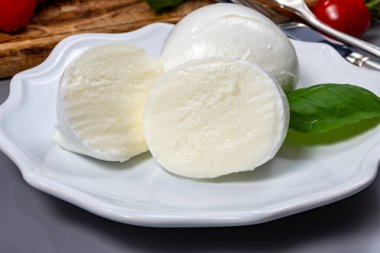 Lezzetli İtalyan yemekleri, taze beyaz bufalo sütü mozzarella yumuşak peynir topları Campania 'dan