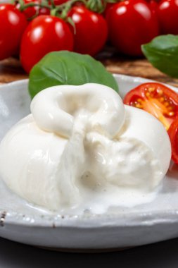 Taze İtalyan peyniri, beyaz burrata topları ya da mozzarella ve kremadan yapılmış burratina peyniri yemek.