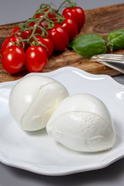 Lezzetli İtalyan yemekleri, taze beyaz bufalo sütü mozzarella yumuşak peynir topları Campania 'dan