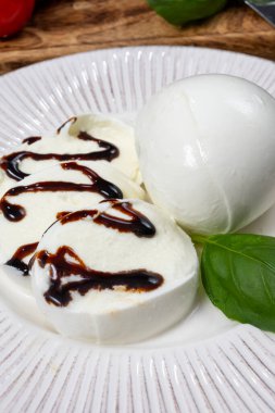 Lezzetli İtalyan yemekleri, taze beyaz bufalo sütü mozzarella yumuşak peynir topları Campania 'dan gelen balzamik sirkeyle servis ediliyor.