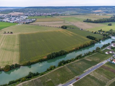 Eylül 'de Hautvillers, Cumieres, Marne River Valley, Champange, Fransa yakınlarındaki yeşil başbakan cru şampanya bağları ve tarlalarına panoramik hava manzarası
