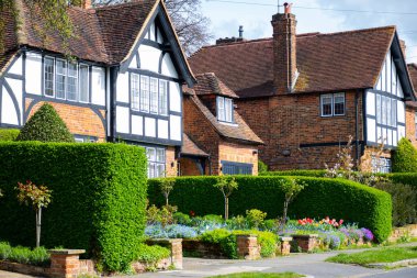 Kuzey Londra sokaklarında yürümek, baharda kırmızı tuğlalı evler ve çiçek açan bahçeler, şehir hayatı, Mart ayında Londra, İngiltere 'de zengin mahalleler.
