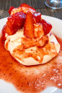 Tatlı Fransız tatlısı, Red Strawberry meyveli pavlova Saint-Tropez, Fransa 'da bir restoranda servis ediliyor.