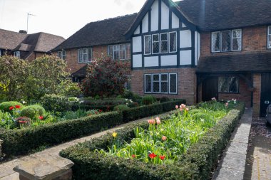 Kuzey Londra sokaklarında yürümek, baharda kırmızı tuğlalı evler ve çiçek açan bahçeler, şehir hayatı, Mart ayında Londra, İngiltere 'de zengin mahalleler.