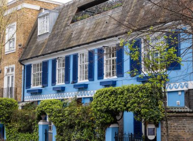 Notting Hill 'deki turistik güzergah, renkli evlerle sokaklar, Portobello yolu, şehir hayatı, Londra, İngiltere' de baharda zengin mahalleler.
