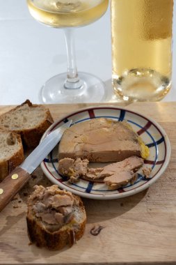 Başlangıç tabağı foie gras yağlı ciğer spesiyalitesi ördek ciğeri ya da kaz gavajı ile şişmanlatılan, zorla beslenen Perigoed, Dordogne 'daki Fransız restoranında şarapla servis edilen, yakın çekim.