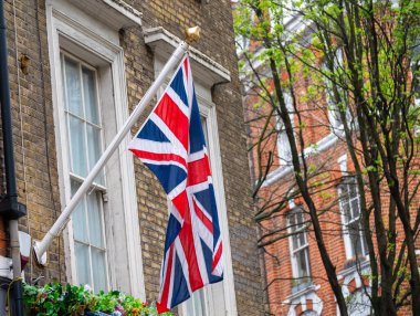 Birleşik Krallık 'ın ulusal bayrağı, Londra' nın merkezindeki evlerde Union Flag olarak da bilinen İngiliz bayrağıdır.