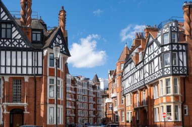 Kensington ve Chelsea Kraliyet Borough 'daki Hans Crescent caddesindeki kırmızı tuğlalı evler, Londra, İngiltere. Baharda